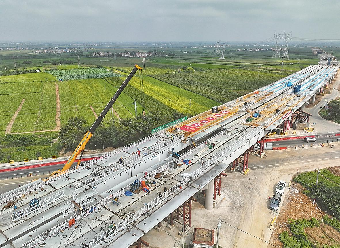 襄阳至新野高速公路顺利合龙