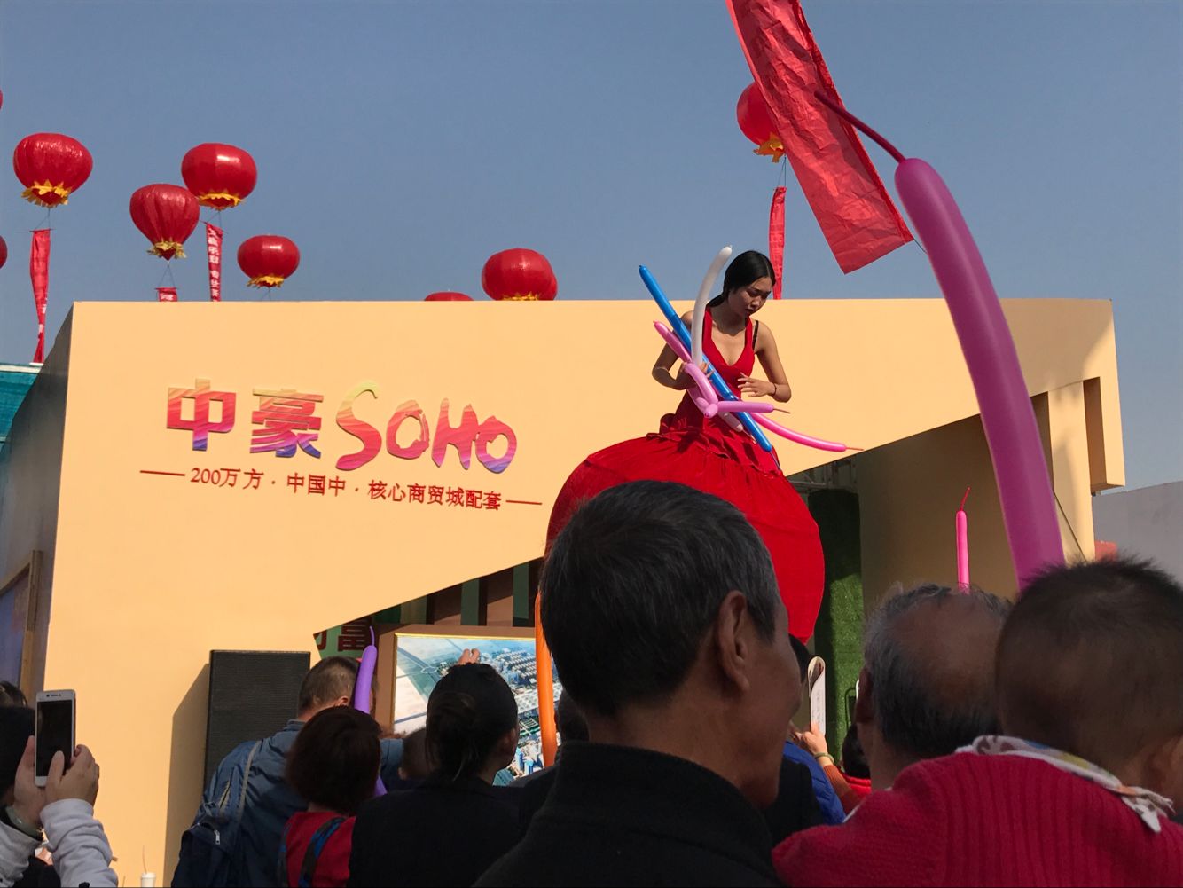 美女小心掉下来哟